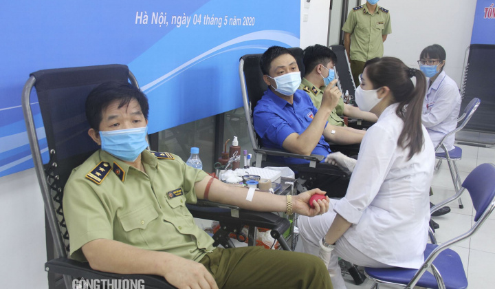 Lực lượng QLTT sẻ chia giọt hồng, lan tỏa yêu thương đến người bệnh