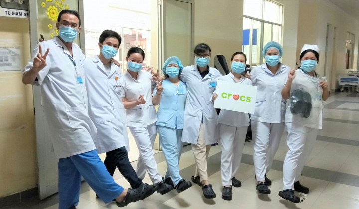 Central Retail trao tặng 800 đôi Crocs cho y bác sĩ chống dịch Covid-19