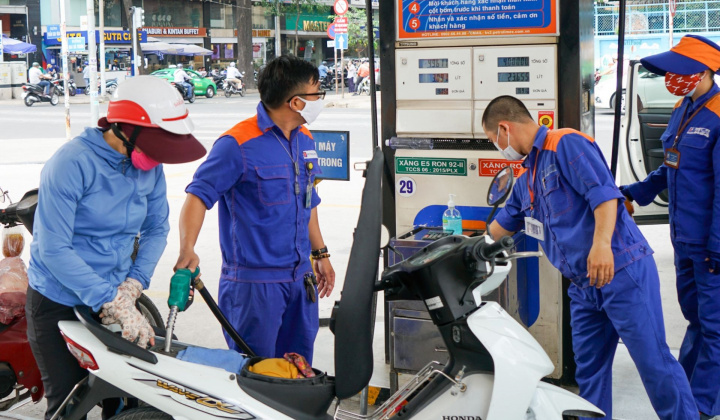 Từ 15h chiều nay giá xăng hơn 13.000 đồng/lít