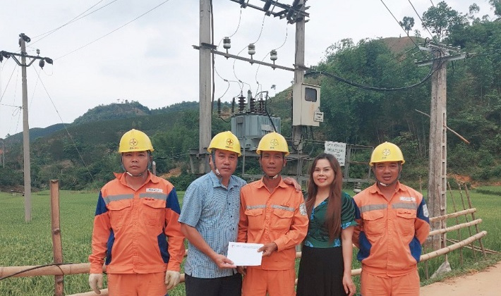 Xí nghiệp dịch vụ điện lực Sơn La: Tiếp sức, động viên người lao động mùa nắng nóng