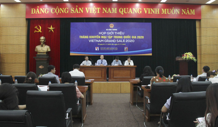 Nhiều hàng hóa giảm giá 100% trong tháng khuyến mại tập trung quốc gia