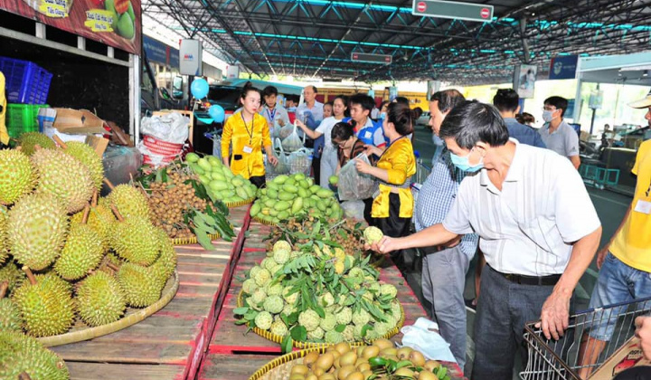 MM Mega Market Việt Nam bán hàng trên xe tải hỗ trợ nông dân