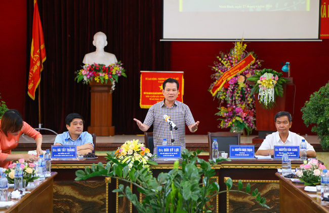 Ủy ban về các vấn đề xã hội của Quốc hội làm việc tại Công ty Công nghiệp hóa chất mỏ Bắc Trung Bộ