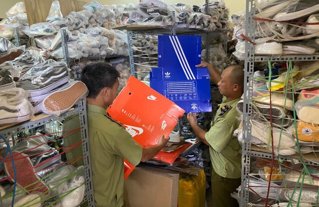 Liên tiếp thu giữ hàng nghìn sản phẩm giả mạo thương hiệu Nike, Adidas