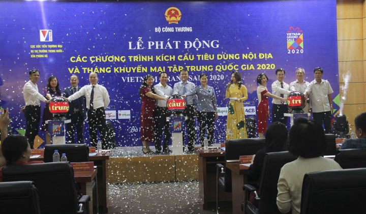 Trong tháng 7, người dân cả nước được mua hàng giảm giá lên tới 100%