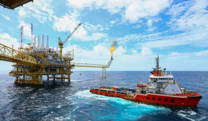Giá dầu thô tăng nhẹ trở lại, liên minh OPEC+ đẩy mạnh cắt giảm sản lượng