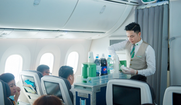 Nam tiếp viên 10X bật mí câu chuyện bỏ học đại học để theo đuổi đam mê