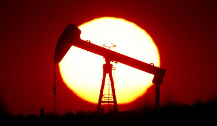 Dầu thô tiếp tục dao động, OPEC+ chuẩn bị nâng sản lượng khai thác trở lại