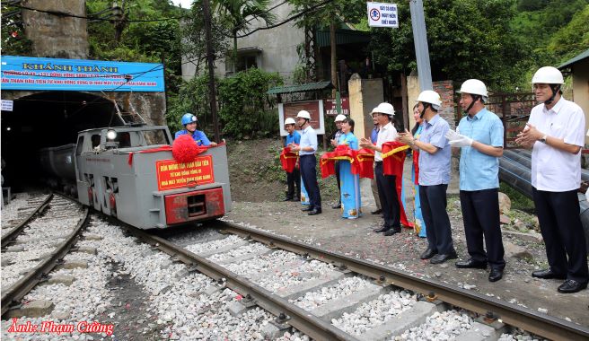 Đón tấn than đầu tiên từ khu Đồng Vông đi Nhà máy Tuyển than Vàng Danh