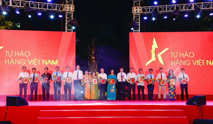 Trao tặng Kỷ niệm chương cho 40 đơn vị tiêu biểu có nhiều đóng góp trong "Tự hào hàng Việt Nam" năm 2020