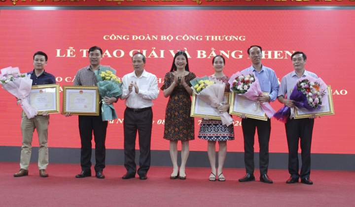 Xuất sắc trong hoạt động công đoàn, 17 tập thể, 5 cá nhân được nhận Bằng khen của Bộ trưởng