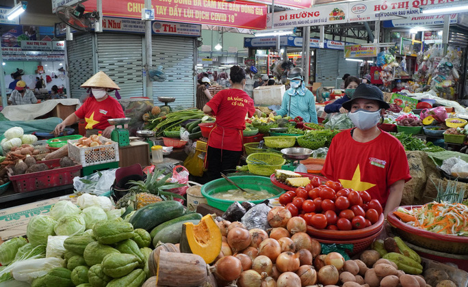 Ngày đầu đi chợ bằng phiếu tại Đà Nẵng: Phòng dịch nghiêm ngặt, người dân yên tâm mua sắm