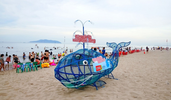 Central Retail Việt Nam tặng 35 mô hình “Cá voi ăn rác thải nhựa”