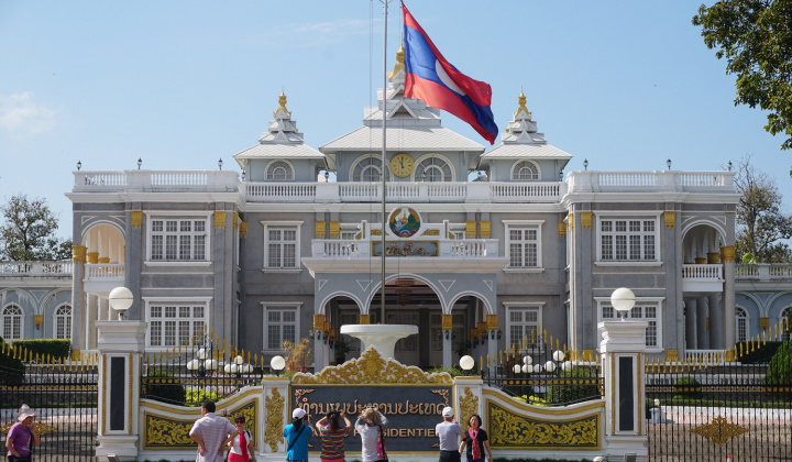 Lào đối mặt nguy cơ vỡ nợ, xếp hạng tín dụng xuống mức "Rác"