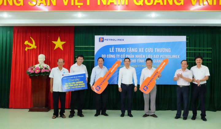 Petrolimex Aviation trao 2 xe cứu thương tặng Ngành Y tế tỉnh Kiên Giang, chung tay đẩy lùi Covid-19