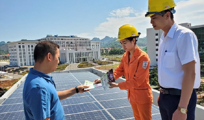 EVNNPC hỗ trợ tối đa cho khách hàng đầu tư điện mặt trời mái nhà.
