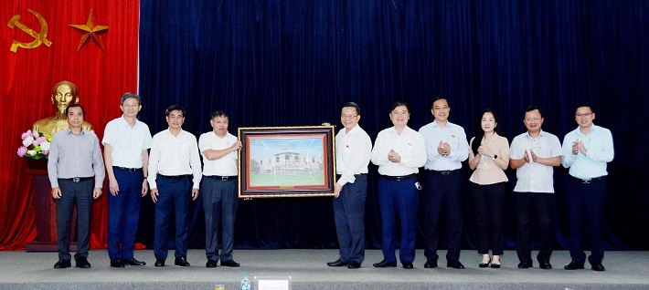 Phó Chủ tịch Quốc hội Phùng Quốc Hiển làm việc tại Nhà máy Nhiệt điện Mông Dương 1