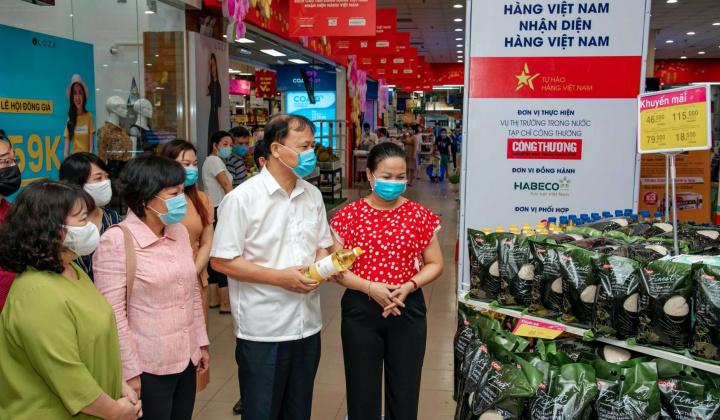 Thứ trưởng Đỗ Thắng Hải kiểm tra việc cung ứng hàng hóa, bình ổn thị trường trong dịch Covid-19