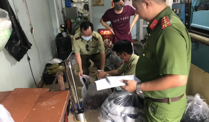 Phát hiện hơn 4.600 đôi giầy giả mạo nhãn hiệu, không rõ nguồn gốc xuất xứ