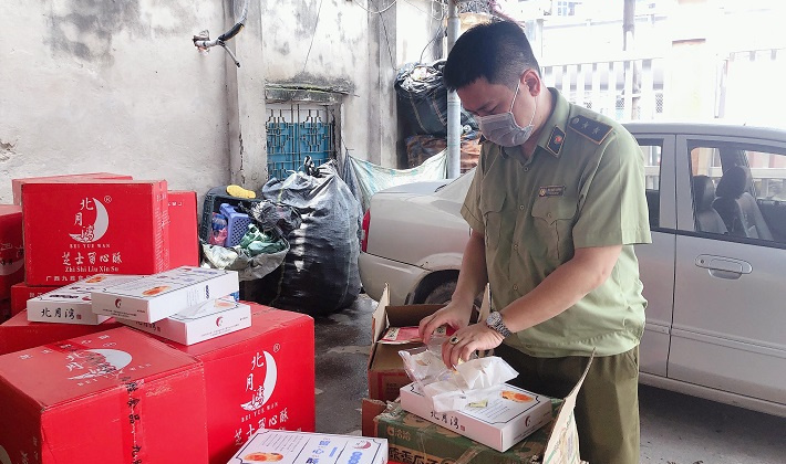 Hà Nội: Phát hiện lượng lớn bánh kẹo, bánh trung thu không rõ nguồn gốc đem đi tiêu thụ