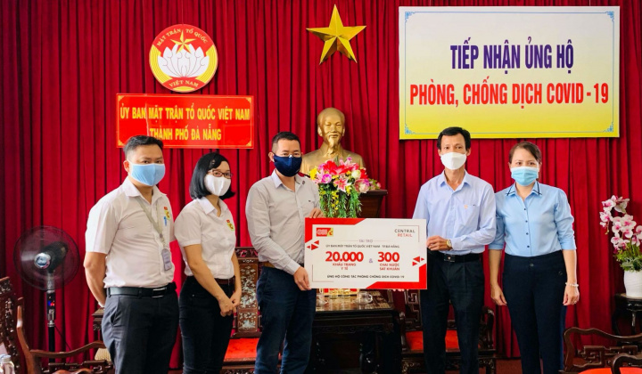 Central Retail trao tặng 20.000 khẩu trang y tế & 300 chai nước sát khuẩn chung tay cùng Đà Nẵng chống dịch