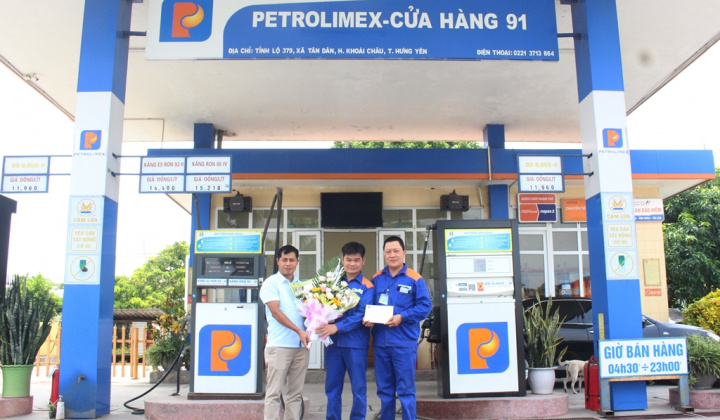 Chi nhánh Xăng dầu Hưng Yên khen thưởng Cửa hàng đạt thành tích xuất sắc tháng 8/2020