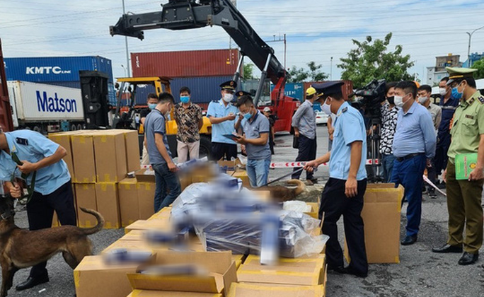 Bắt giữ lô thuốc lá giả nhãn hiệu 555 trị giá khoảng 30 tỉ đồng