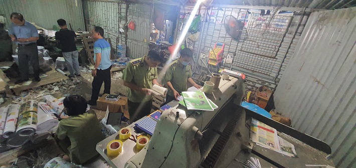 Hà Nội: Hàng tấn sách thành phẩm giả NXB Giáo dục Việt Nam bị thu giữ