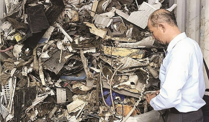 Buộc 30 hãng tàu tái xuất trên 1.000 container phế liệu