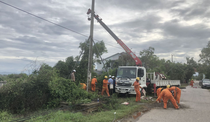 EVNCPC dồn sức xử lý sự cố điện do bão tại Thừa Thiên – Huế