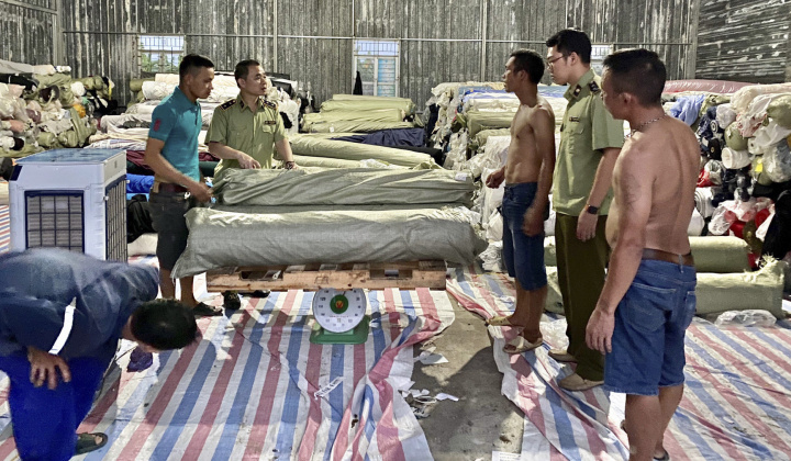 Phát hiện kho hàng chứa 80 tấn vải cuộn không nguồn gốc