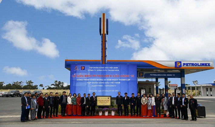 Petrolimex Thanh Hóa: Gắn biển công trình chào mừng 65 năm Petrolimex tại CHXD 15