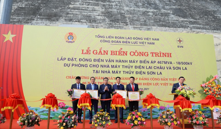 Gắn biển công trình lắp đặt, đóng điện vận hành máy biến áp 500kV dự phòng cho NMTĐ Lai Châu và Sơn La