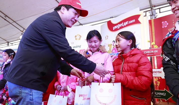 Vietjet mang niềm vui Tết đến với bà con dân tộc