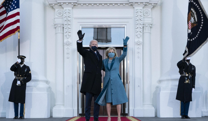 Vì sao đệ nhất phu nhân Mỹ chọn trang phục xanh vào ngày nhậm chức của chồng