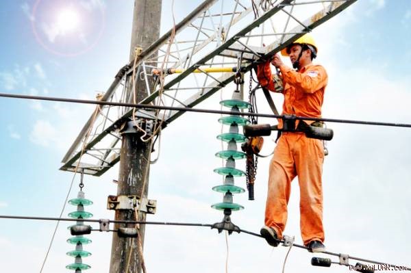 Nghiêm cấm sửa chữa điện khi không có thiết bị bảo đảm an toàn