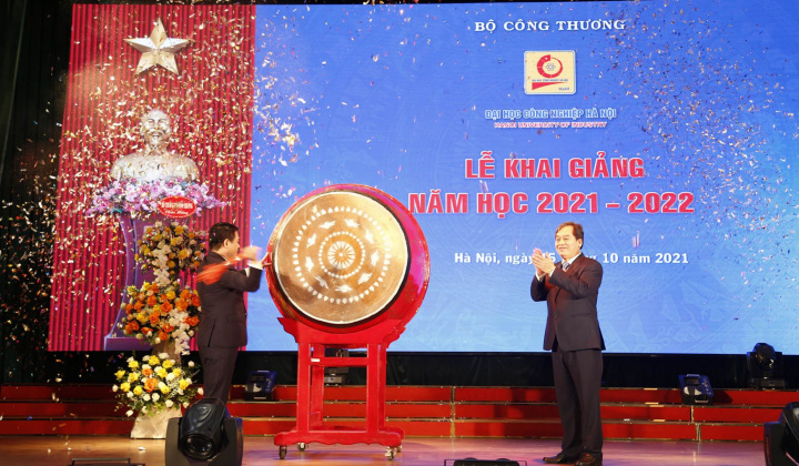 [Tin ảnh] Bộ trưởng Nguyễn Hồng Diên đánh trống khai giảng tại Trường Đại học Công nghiệp Hà Nội