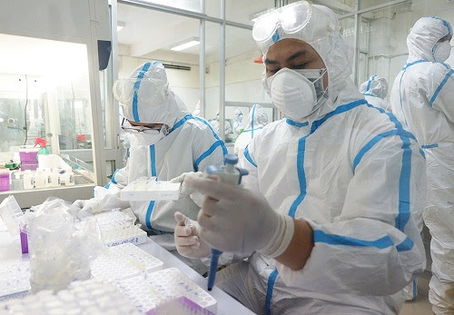 Đề xuất tạm dừng kinh doanh tạm nhập, tái xuất trang phục phòng chống dịch