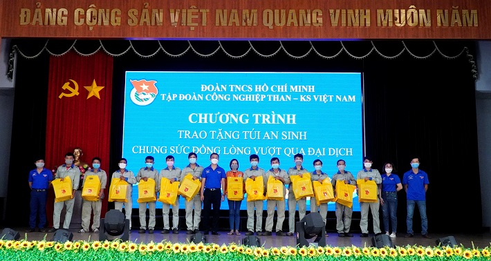 Tuổi trẻ TKV: Những món quà nhỏ mang theo tình cảm lớn