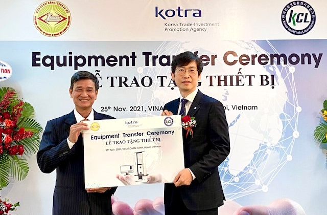 IEMM đón nhận máy thử kéo nén đa năng do KCL trao tặng