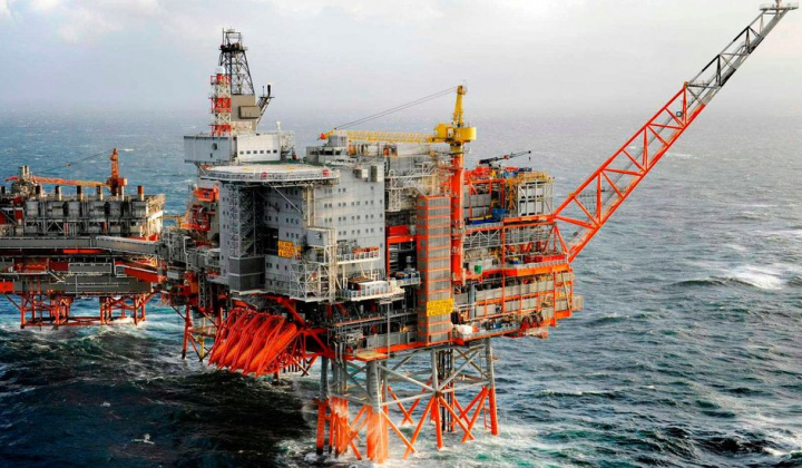 Giá dầu thô quay đầu giảm trước thông tin tiêu cực về biến chủng Covid-19 Omicron