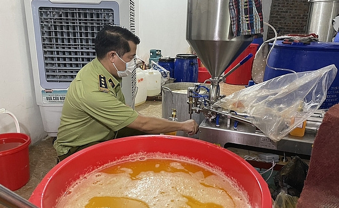 Báo động tình trạng sản xuất mỹ phẩm dùng công nghệ "xô chậu"