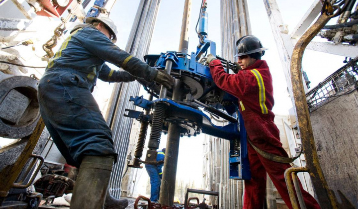 Tâm lý thị trường khởi sắc, giá dầu thô tiếp tục phục hồi