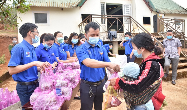 Công ty Nhôm Đắk Nông: Trao hơn 170 suất quà cho người dân Bon Kết nghĩa dịp Tết Tân Sửu