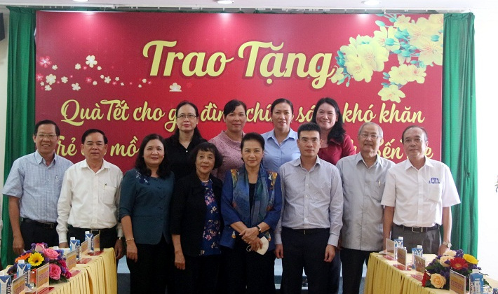 Chủ tịch Quốc hội Nguyễn Thị Kim Ngân tham dự lễ trao quà Tết tại tỉnh Bến Tre