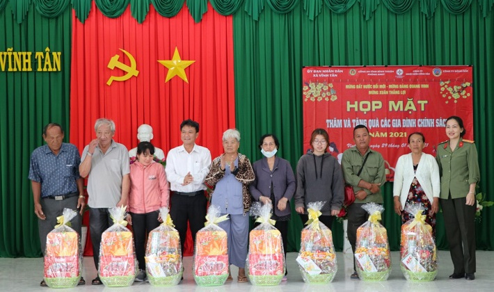 Công ty Nhiệt điện Vĩnh Tân tặng quà chúc tết gia đình chính sách tại xã Vĩnh Tân