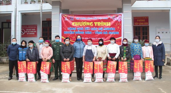 Petrolimex ủng hộ 19 tấn gạo tặng các gia đình có hoàn cảnh khó khăn tại huyện Đồng Văn