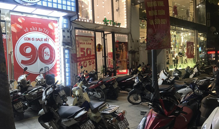 Thị trường thời trang nhộn nhịp giảm giá dịp Tết