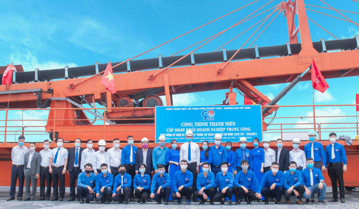 Đoàn Thanh niên TKV: Gắn biển công trình Cụm Cảng Điền Công chào mừng Ngày thành lập Đoàn TNCS Hồ Chí Minh