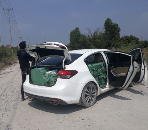 QLTT Long An bàn giao 2 đối tượng vận chuyển trên 7.000 bao thuốc lá điếu nhập lậu cho cơ quan Công an